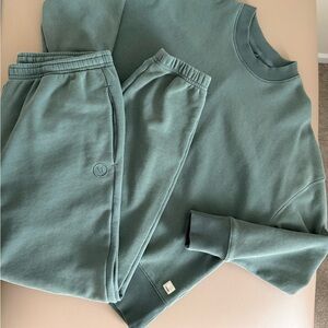 Vuori Sedona Sweatshirt and Joggers Set